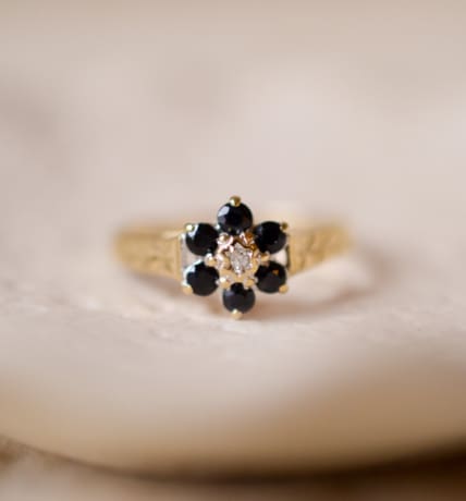 Bague fleur ancienne en Or jaune 9 carats sertie de Saphirs et d'un Diamant