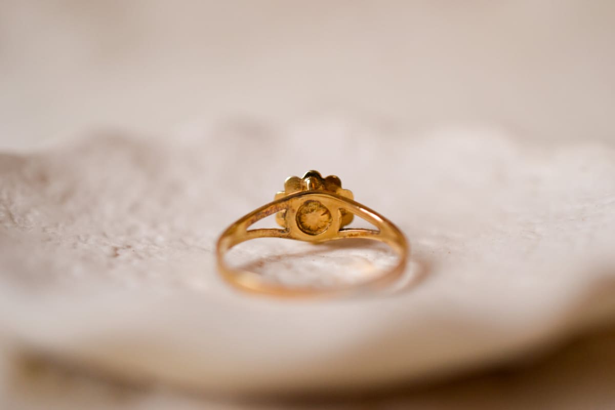 Bague fleur en Or 9 carats ornée d'une Perle de culture