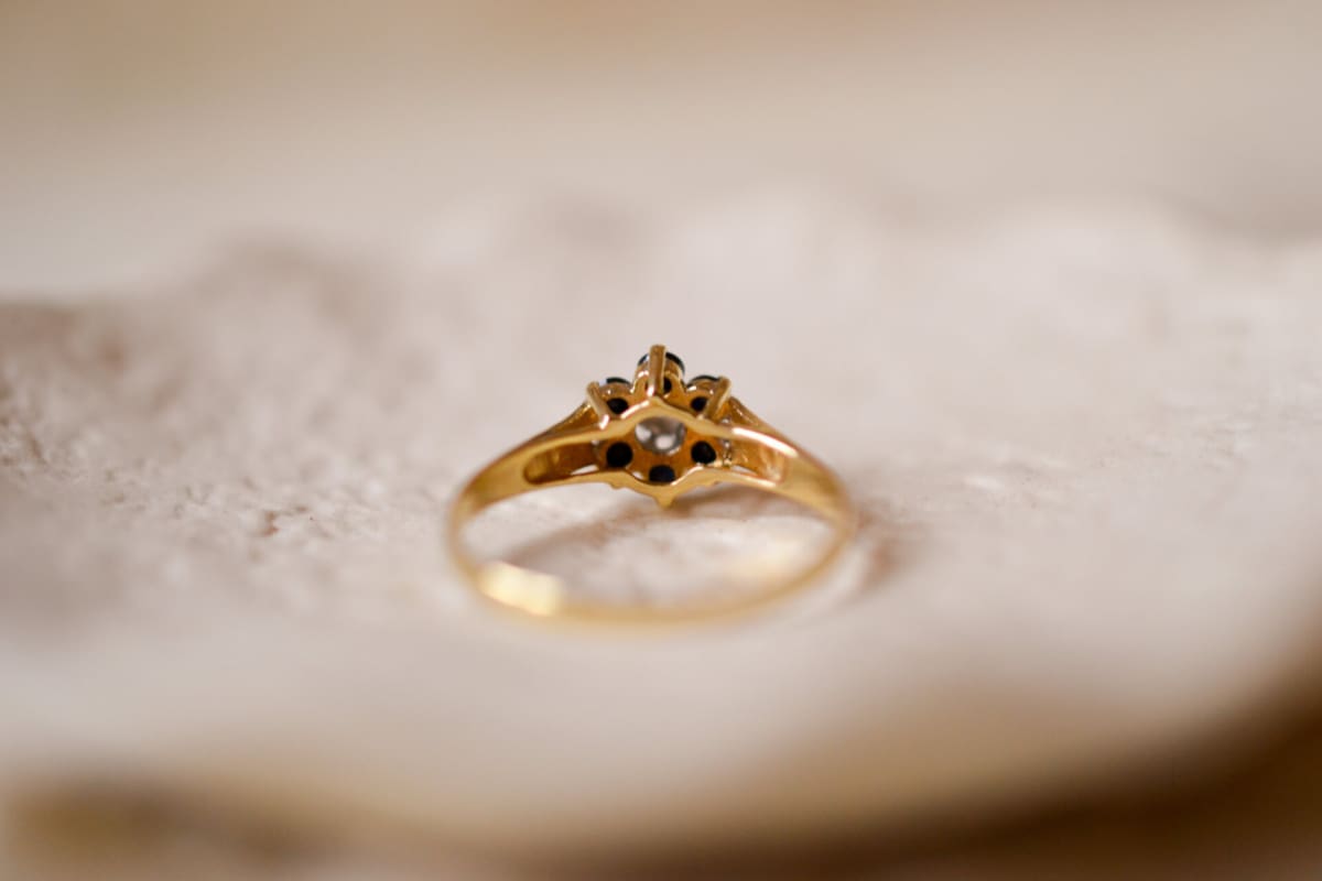 Bague fleur en Or jaune 9 carats ornée de Saphirs et d'un Diamant