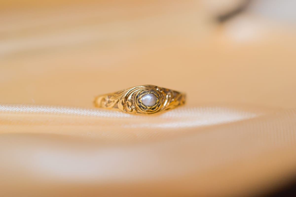 Bague jonc en Or jaune 18 carats sertie d'une Perle à décor de rinceaux