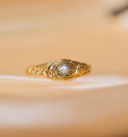 Bague jonc en Or jaune 18 carats sertie d'une Perle à décor de rinceaux