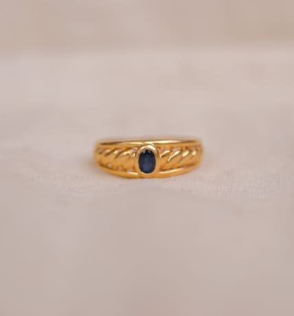 Bague jonc torsadée en Or jaune 18 carats centrée d'un Saphir serti clos
