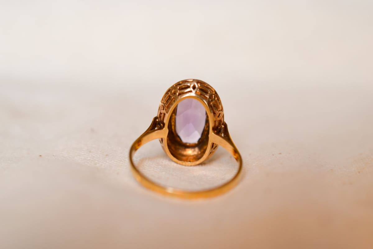 Bague ovale en Or jaune 18 carats sertie clos d'une Améthyste