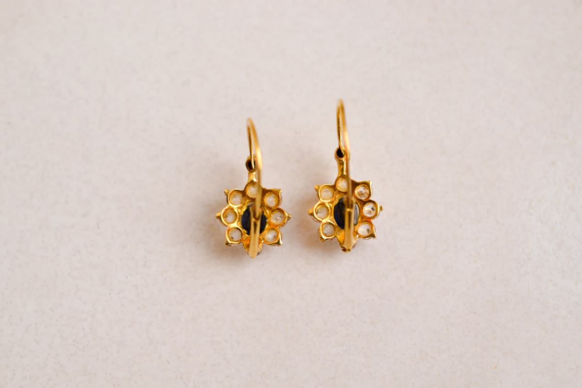 Boucles d'oreilles anciennes en Or jaune 18 carats centrées d'un Saphir entouré de pierres blanches