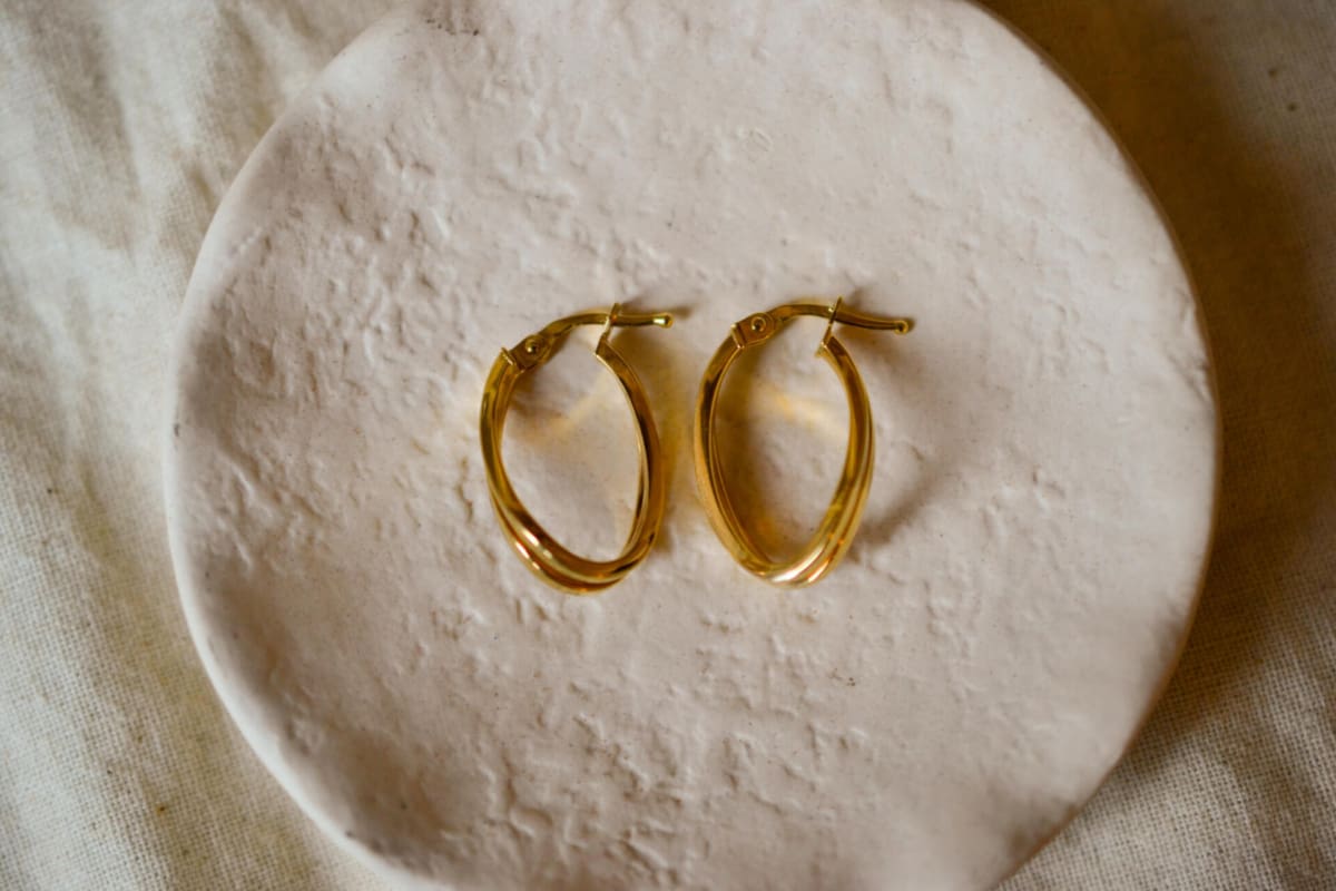 Créoles anciennes en Or jaune 9 carats ovales, mouvementées et ajourées
