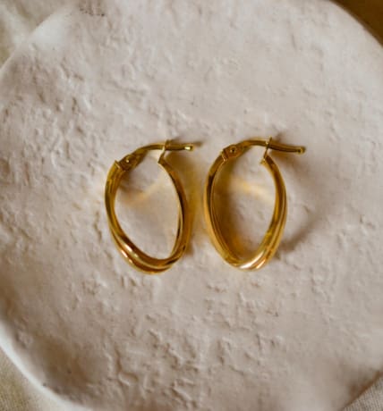 Créoles anciennes en Or jaune 9 carats ovales, mouvementées et ajourées
