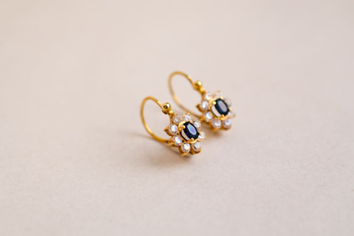 Dormeuses Vintage Marguerites en Or jaune 18 carats serties d'un Saphir entouré de pierres blanches