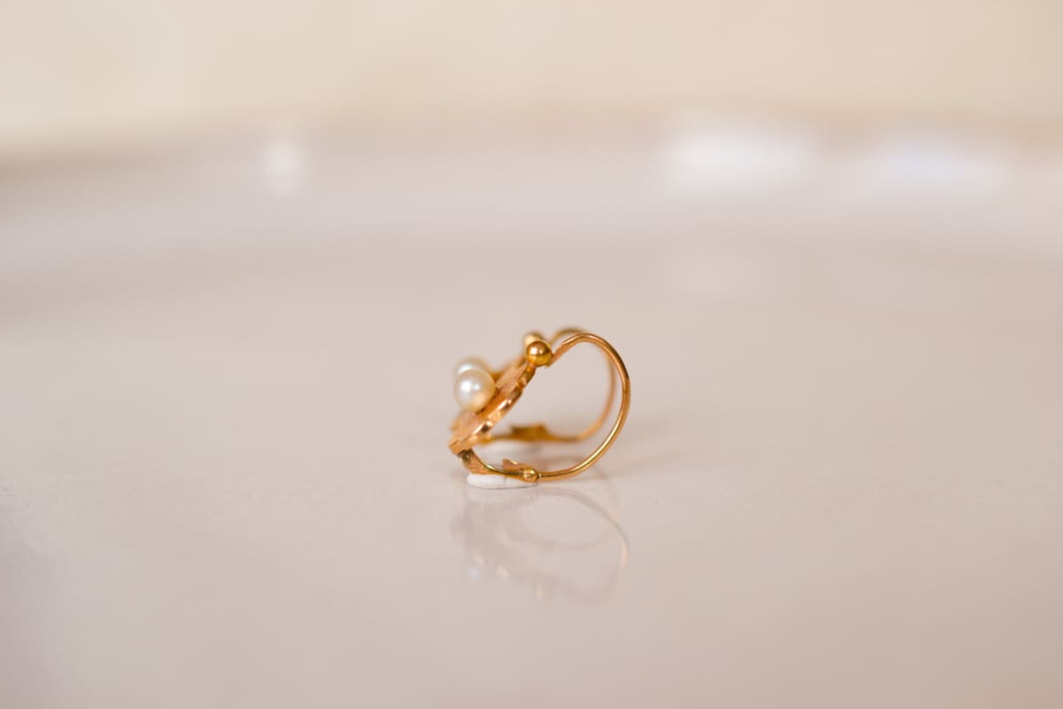 Dormeuses Vintage en Or jaune 18 carats en forme de fleurs ornées d'une Perle