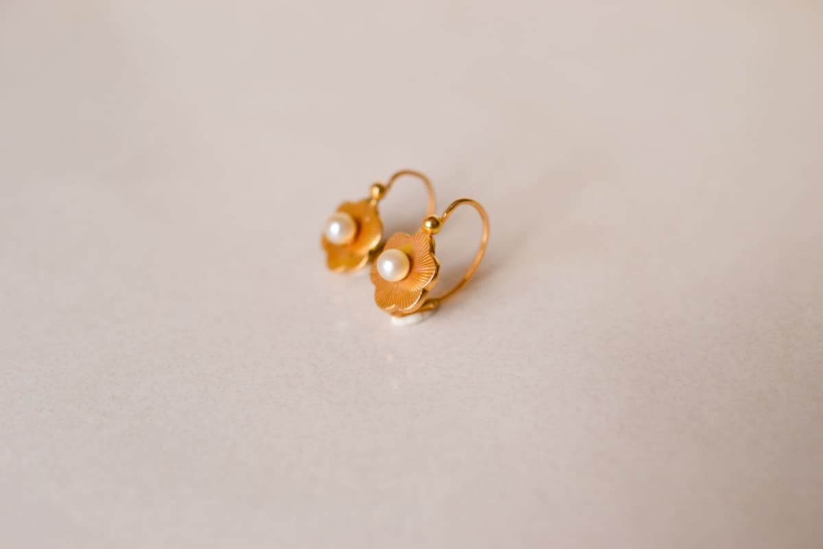 Dormeuses anciennes en Or jaune 18 carats en forme de fleurs ornées d'une Perle