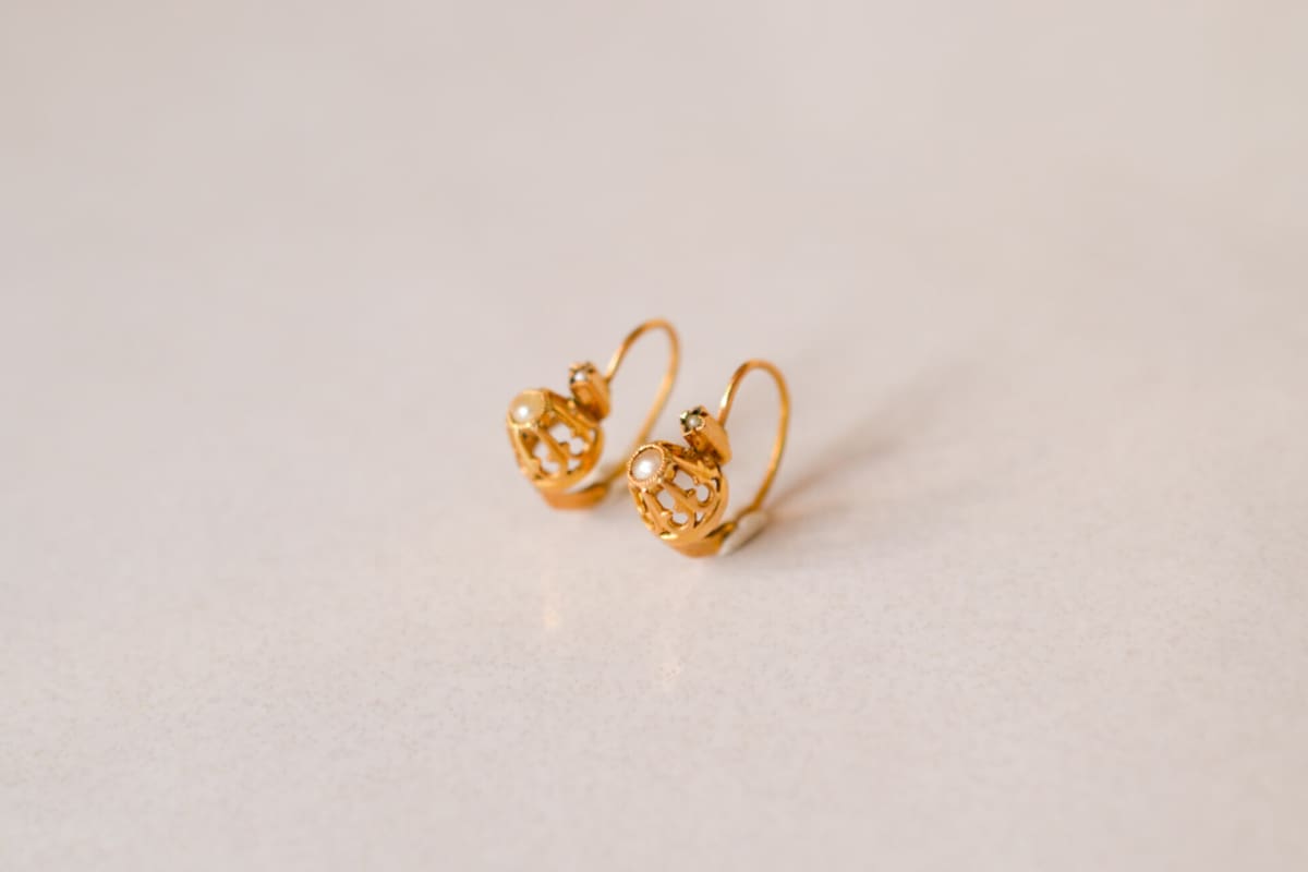 Dormeuses anciennes en Or jaune 18 carats ornées de Perles sur coques ajourées