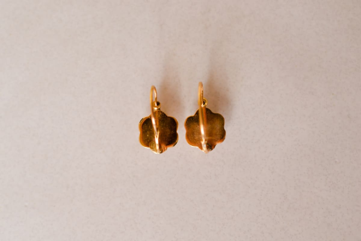 Dormeuses en Or jaune 18 carats en forme de fleurs ornées d'une Perle