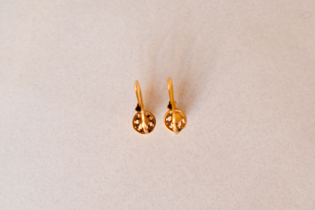 Dormeuses en Or jaune 18 carats ornées de Perles sur coques ajourées