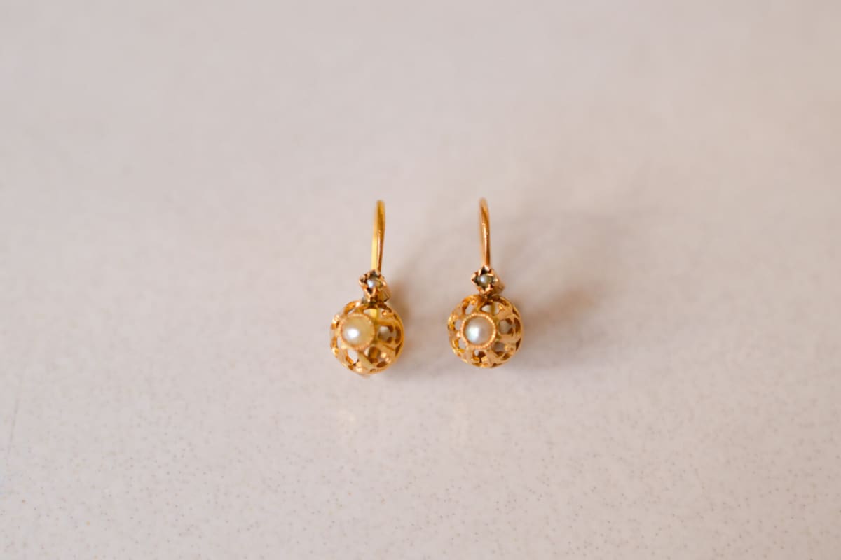 Dormeuses en Or jaune 18 carats ornées de coques ajourées serties de Perles