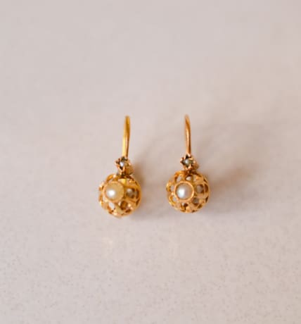 Dormeuses en Or jaune 18 carats ornées de coques ajourées serties de Perles