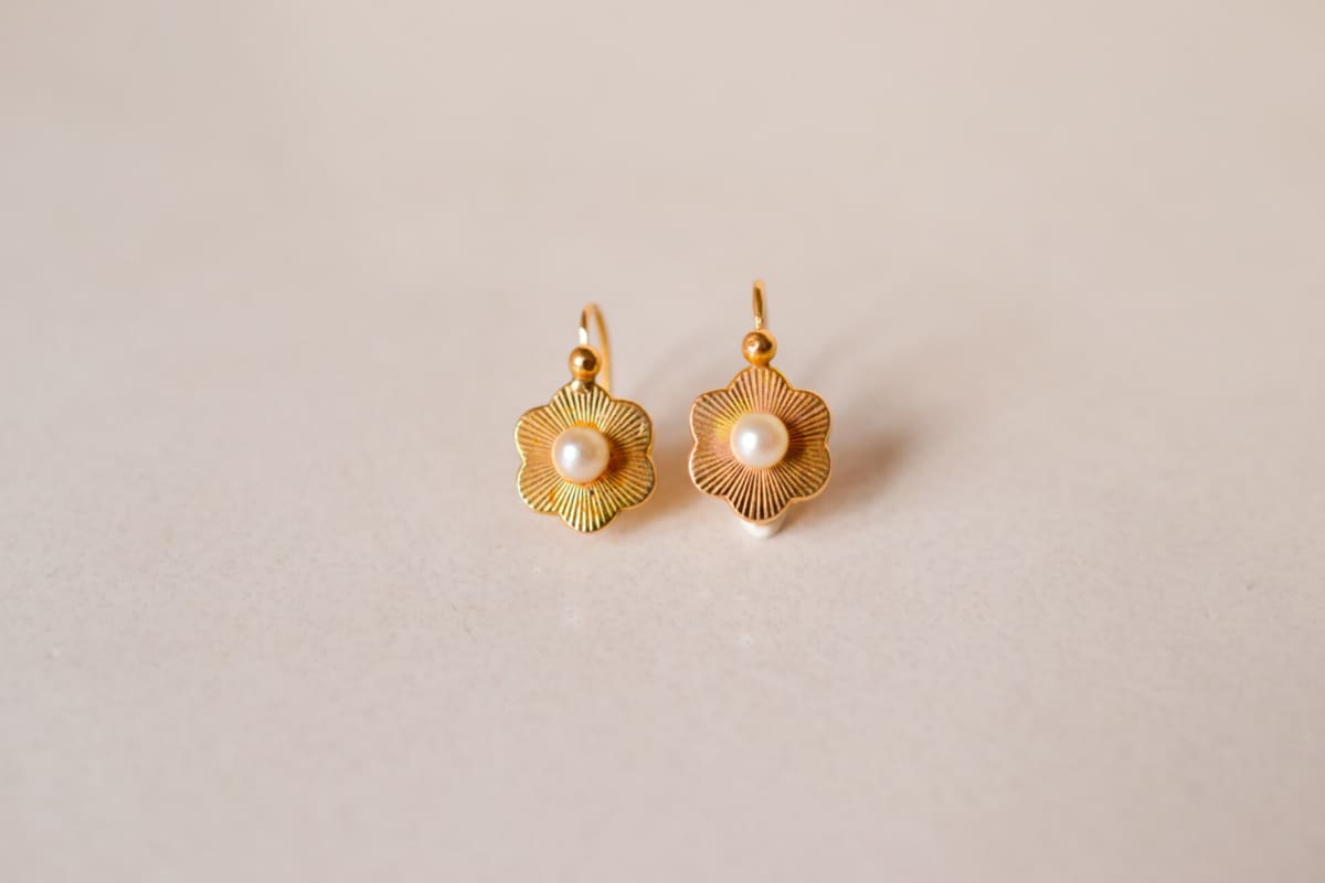 Dormeuses fleurs en Or jaune 18 carats sertie d'une Perle