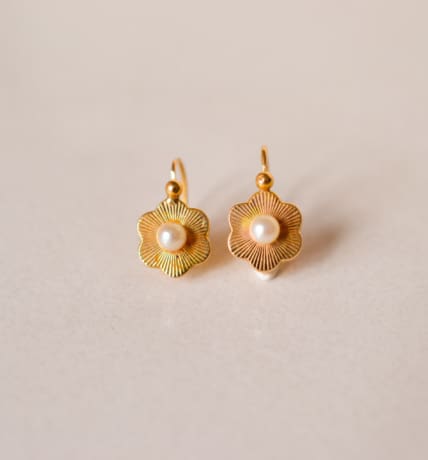 Dormeuses fleurs en Or jaune 18 carats sertie d'une Perle