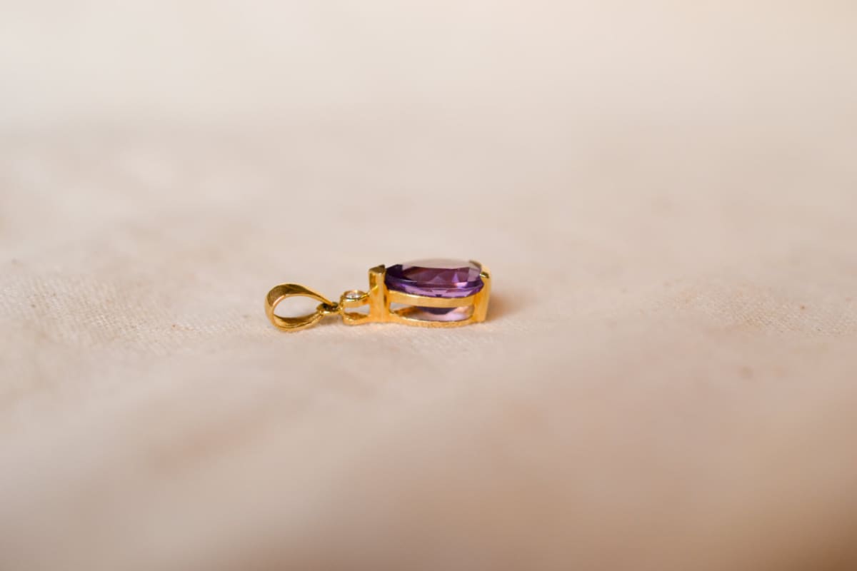 Pendentif ancien en Or jaune 18 carats serti d'une Améthyste et d'un Diamant