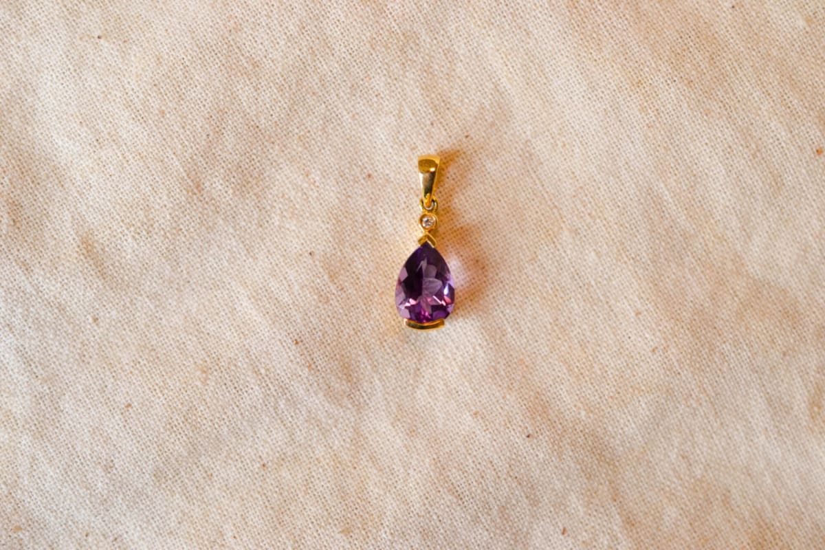 Pendentif goutte en Or jaune 18 carats orné d'une Améthyste épaulée d'un Diamant