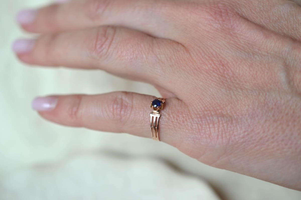 bague anneau rainure saphir