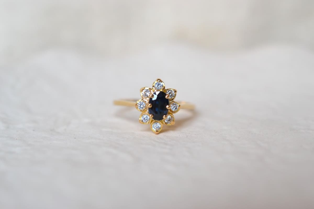 Bague marguerite saphir entourage oxydes