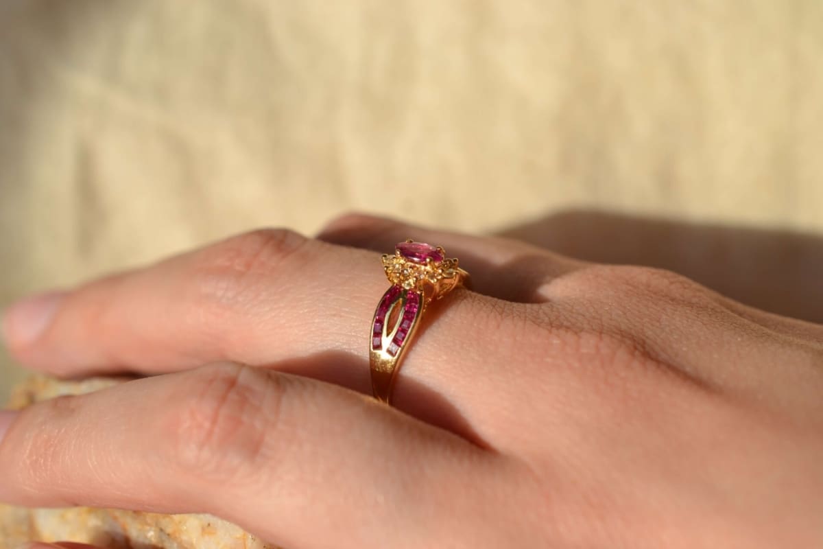 marguerite rubis diamants anneau incruste