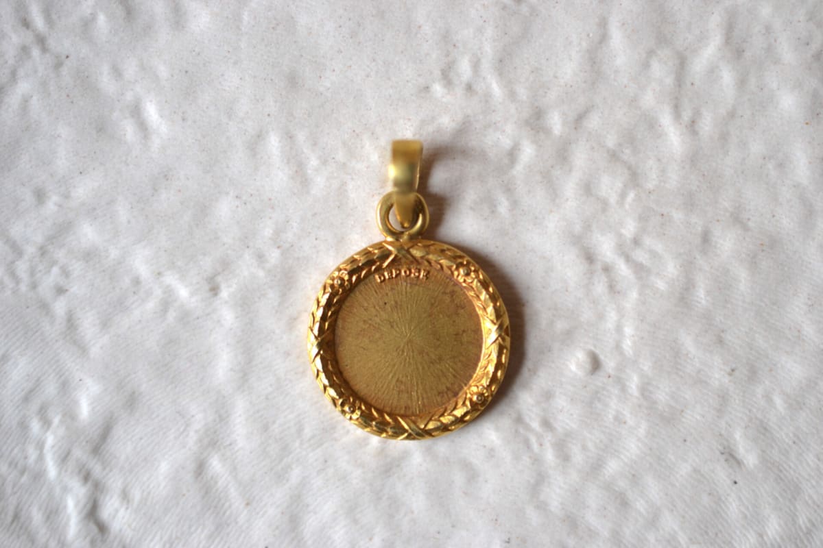 medaille plus qu'hier moins que demain