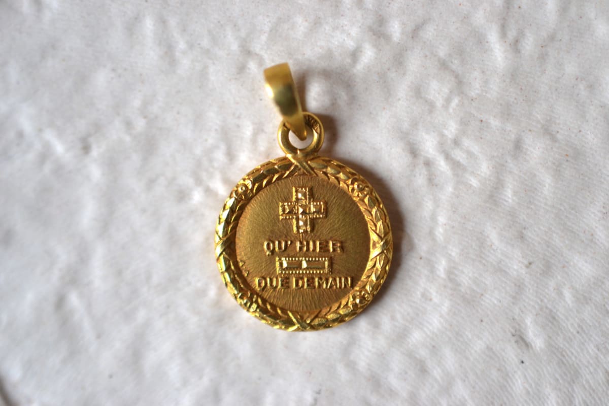 medaille + qu'hier - que demain