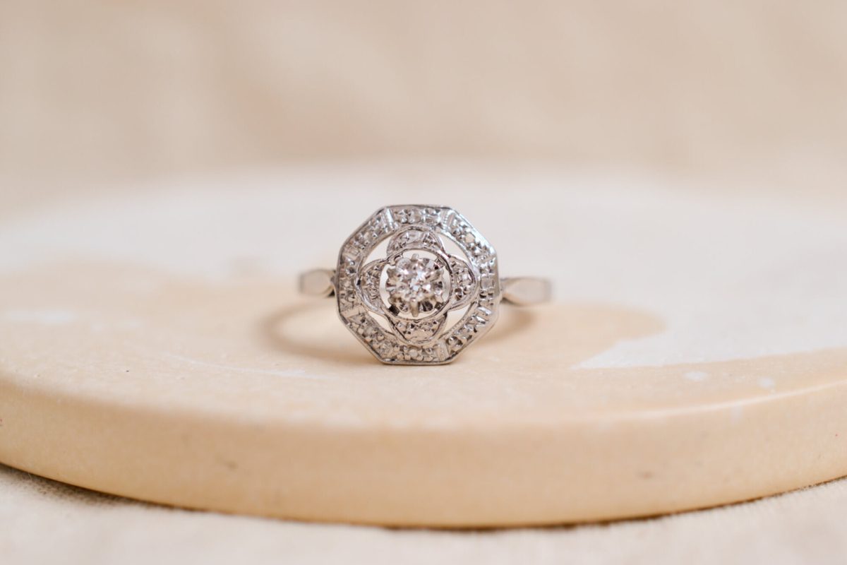 Bague Art Déco Vintage en Or blanc 18 carats sertie de Diamants dans une monture octogonale ajourée