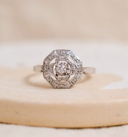 Bague Art Déco Vintage en Or blanc 18 carats sertie de Diamants dans une monture octogonale ajourée
