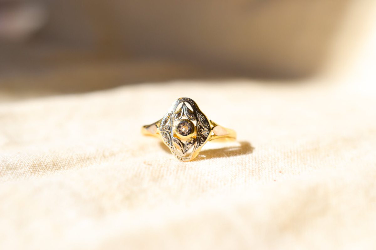 Bague Art Nouveau en Or jaune et Or blanc 18 carats quadrilobée centrée d'un Oxyde