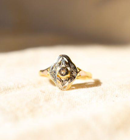 Bague Art Nouveau en Or jaune et Or blanc 18 carats quadrilobée centrée d'un Oxyde