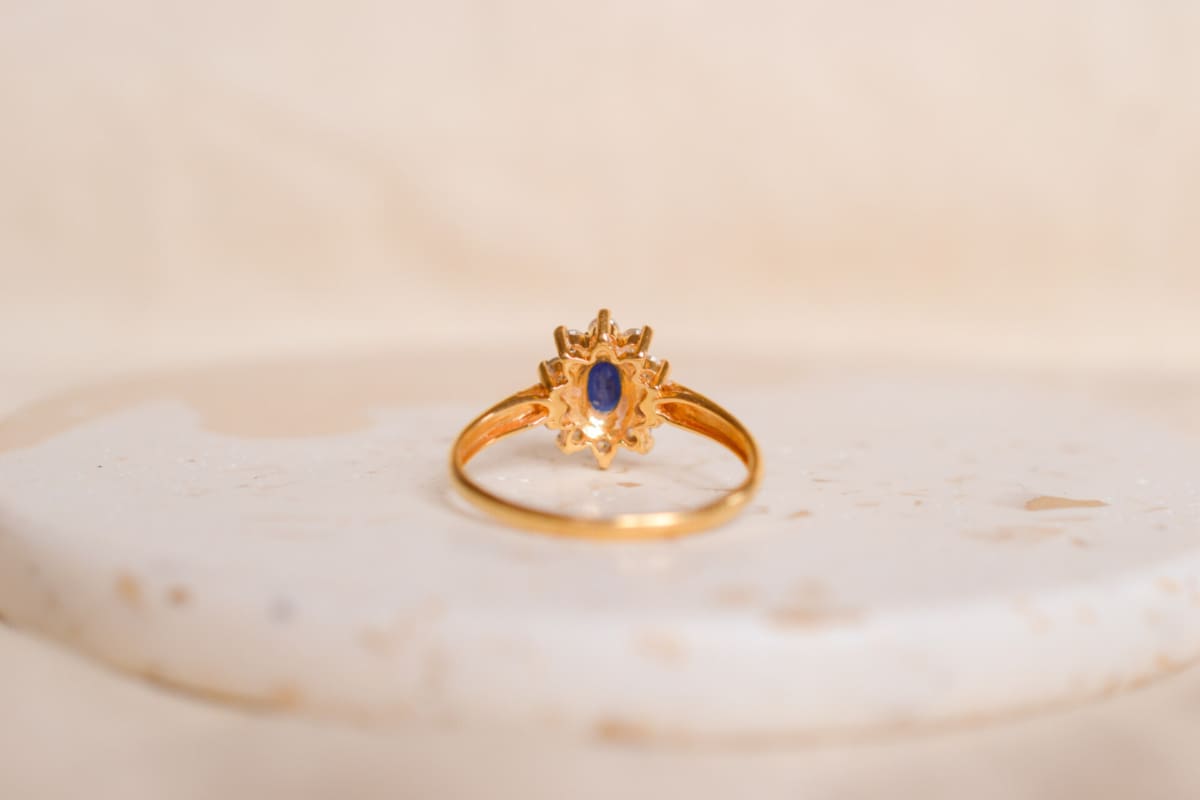 Bague Marguerite Vintage en Or jaune 18 carats centrée d'un Saphir entouré d'Oxydes