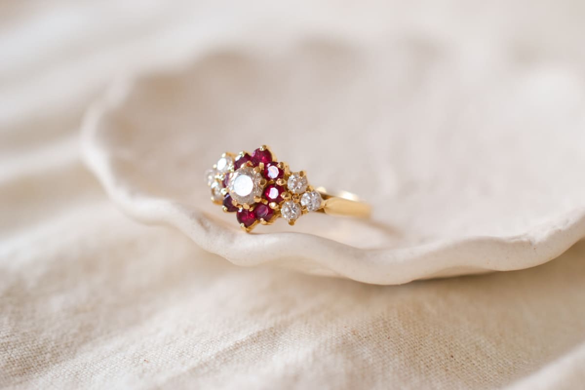 Bague Marguerite Vintage en Or jaune 18 carats ornée de Rubis et d'Oxydes