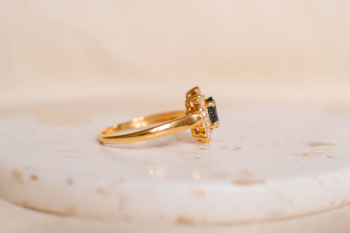 Bague Marguerite ancienne en Or jaune 18 carats sertie d'un Saphir et d'Oxydes