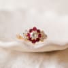 Bague Marguerite ancienne en Or jaune 18 carats sertie de Rubis et d'Oxydes