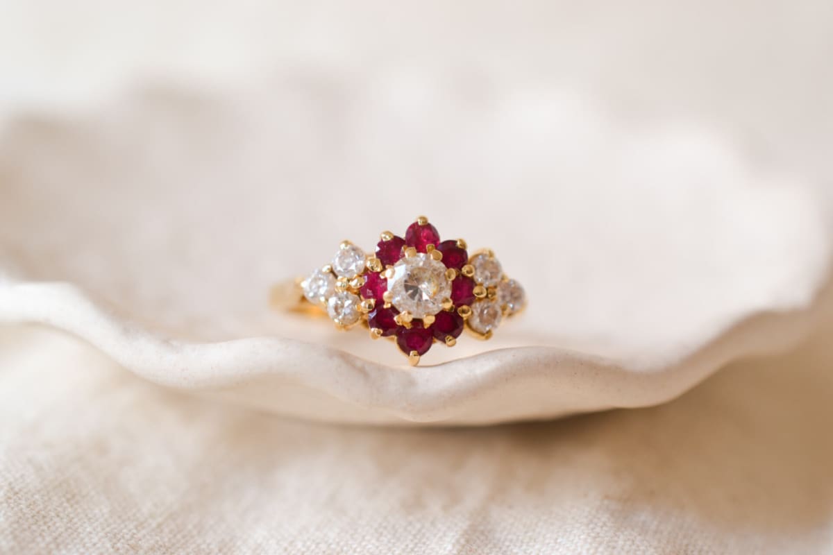 Bague Marguerite ancienne en Or jaune 18 carats sertie de Rubis et d'Oxydes
