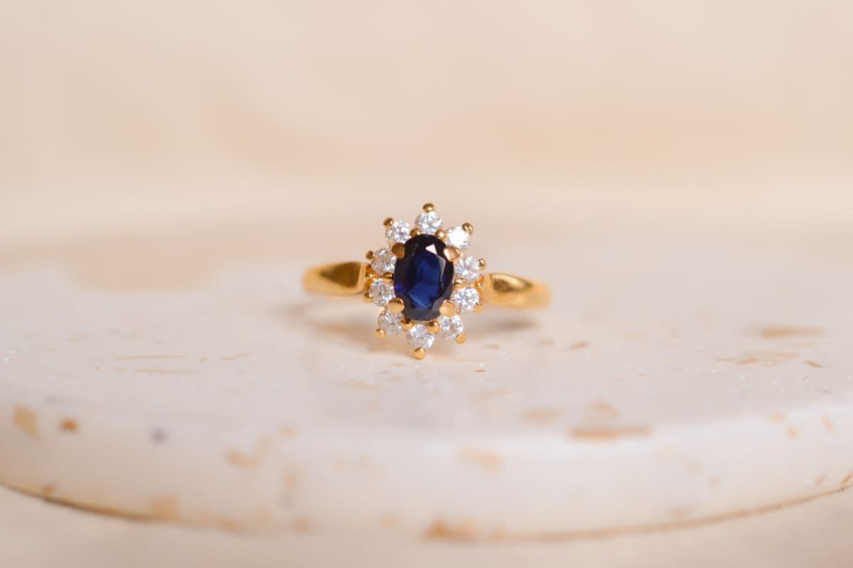 Bague Marguerite en Or jaune 18 carats centrée d'un Saphir entouré d'Oxydes