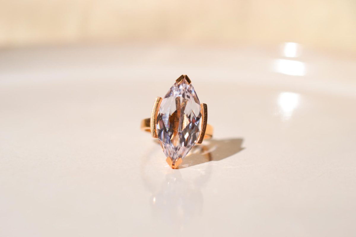 Bague Navette en Or jaune 18 carats sertie d'un Spinelle