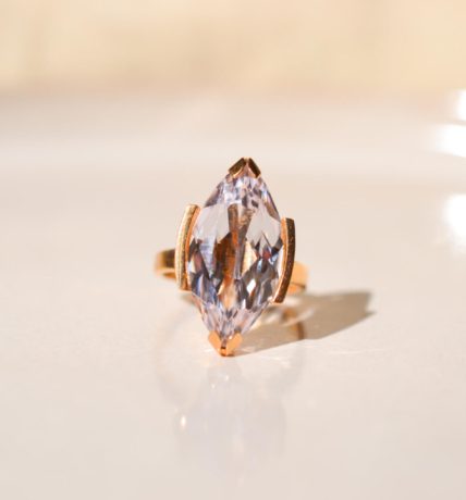 Bague Navette en Or jaune 18 carats sertie d'un Spinelle