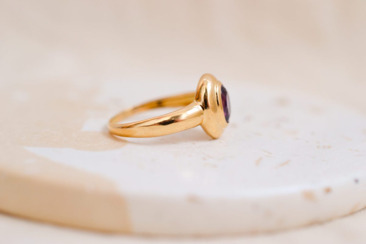 Bague Vintage en Or jaune 18 carats sertie clos d'une Améthyste