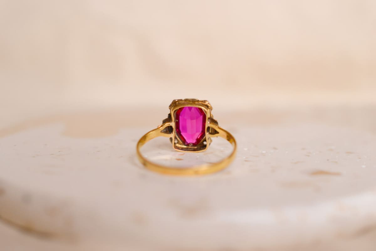 Bague Vintage en Or jaune 18 carats sertie d'un Rubis