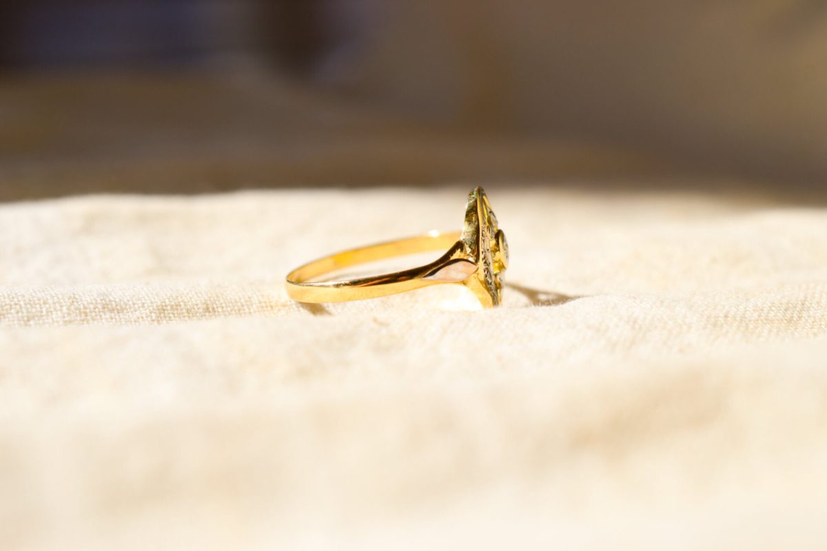 Bague ancienne Art Nouveau en Or jaune et Or blanc 18 carats sertie d'une pierre blanche