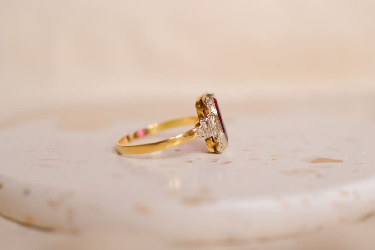 Bague ancienne en Or jaune 18 carats centrée d'un Rubis entouré d'Oxydes