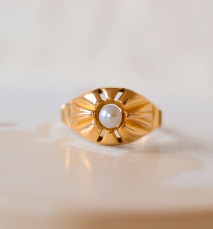 Bague ancienne en Or jaune 18 carats ornée d'une Perle dans un motif de rayons de soleil
