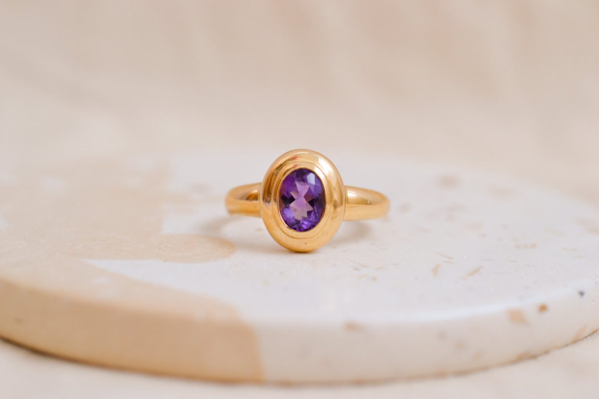 Bague ancienne en Or jaune 18 carats sertie clos d'une Améthyste