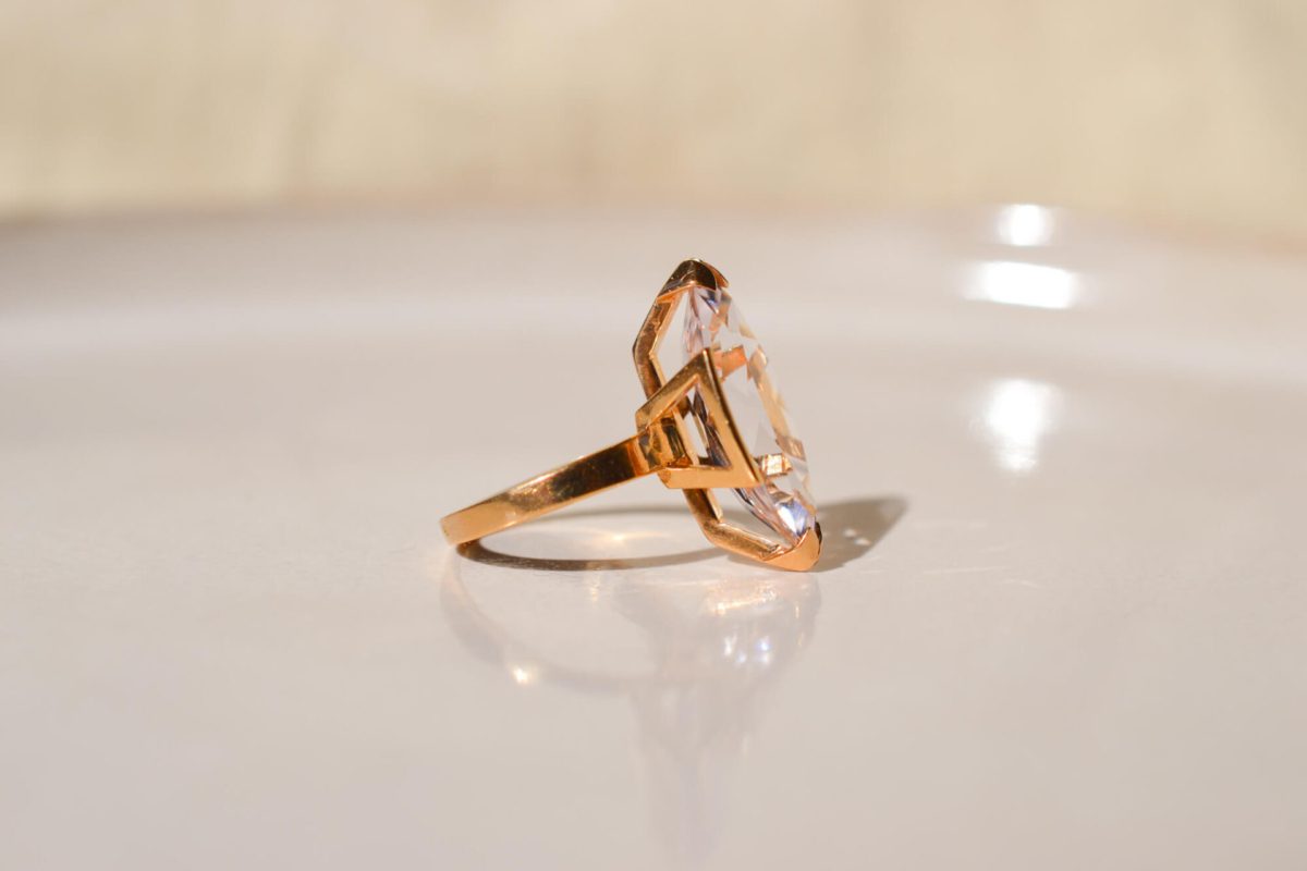 Bague ancienne en Or jaune 18 carats sertie d'une pierre rose