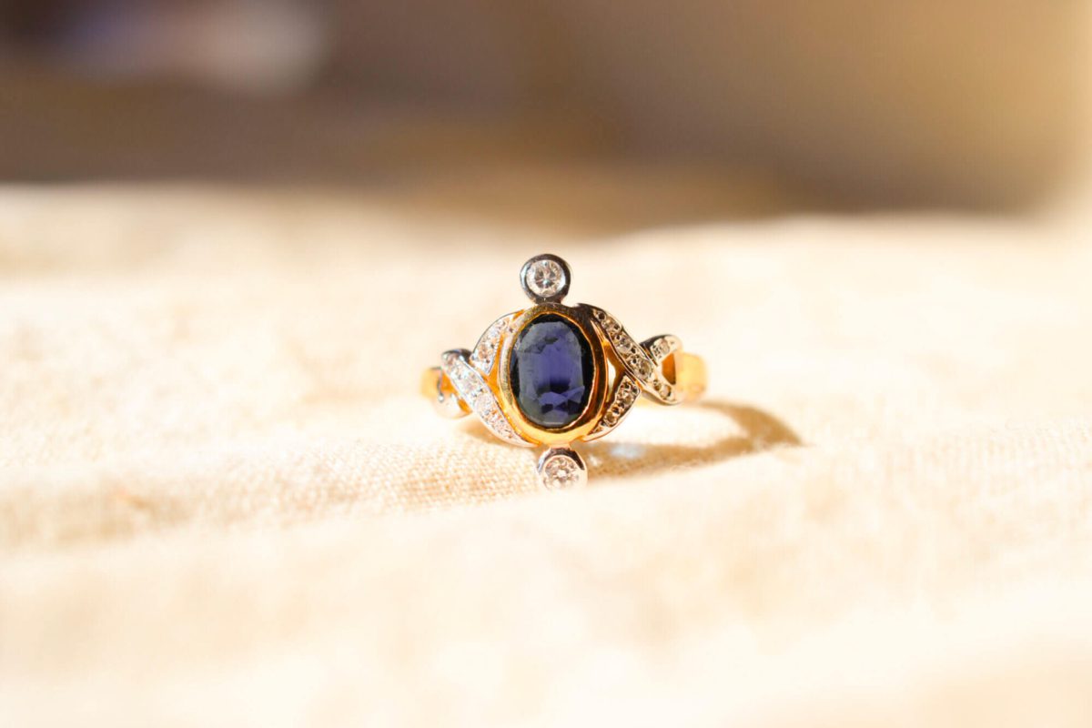 Bague ancienne en Or jaune 18 carats sertie d'un Saphir entouré de Diamants