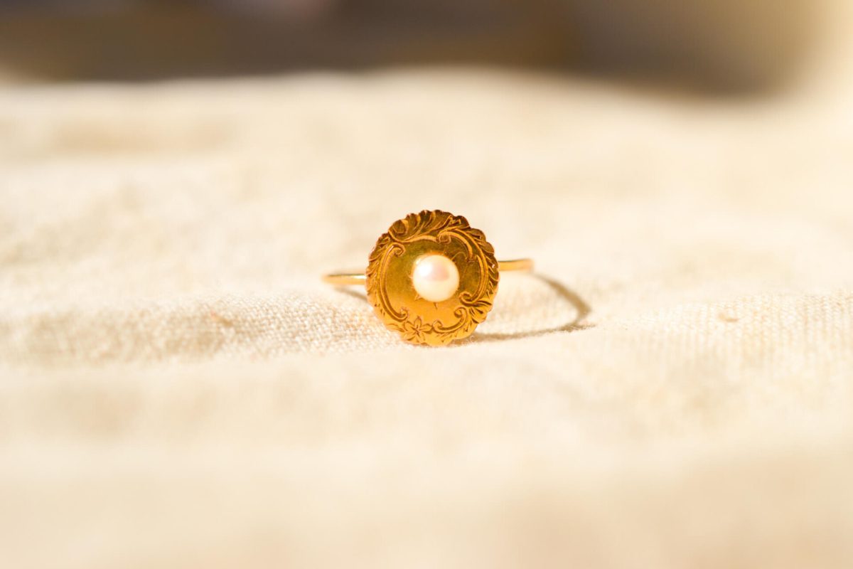Bague circulaire ornée d'une Perle sur un plateau ciselé à bords festonnés