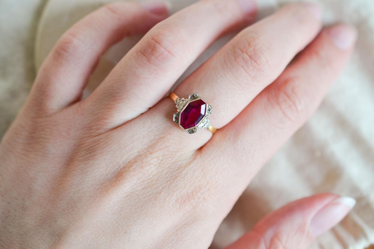 Bague de fiançailles ancienne en Or jaune 18 carats centrée d'un Rubis