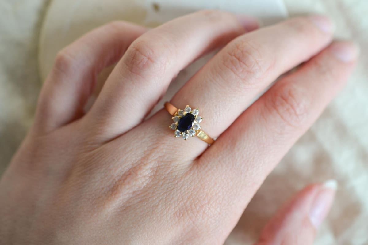 Bague de fiançailles ancienne en Or jaune 18 carats centrée d'un Saphir entouré d'Oxydes